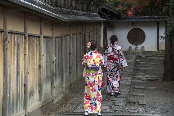 Viaggiatore asiatico indossando tradizionale giapponese kimono a piedi in Ky — Foto Stock