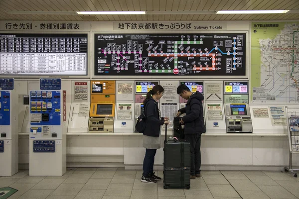Passagiere kaufen Fahrkarten an Automaten im Inneren des Flughafens — Stockfoto