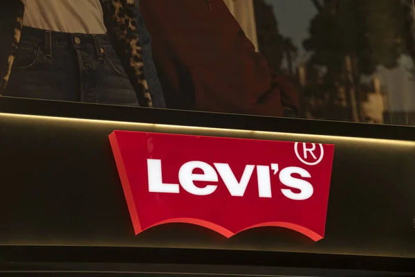 Letrero de Levi Strauss en una pared — Foto de Stock