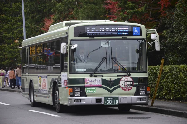 Kyoto stadsbuss betjänar på gatan i Kyoto — Stockfoto