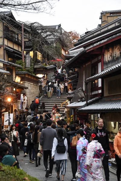 Personas no identificadas pasean por la calle Sanneizaka en Kyoto — Foto de Stock