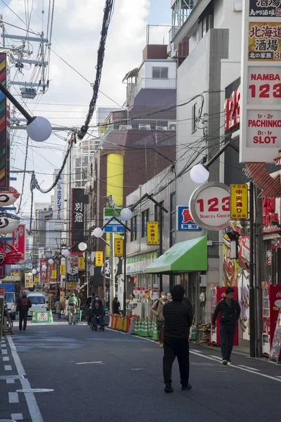 Ludzie odwiedzają ulicę Dotonbori w Osace, Japonia — Zdjęcie stockowe