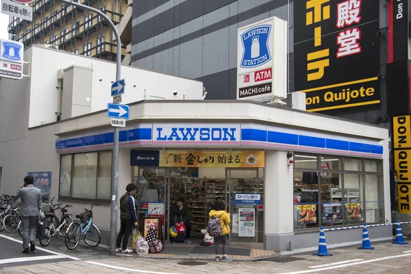Lawson Station myymälä Osakassa, Japanissa — kuvapankkivalokuva