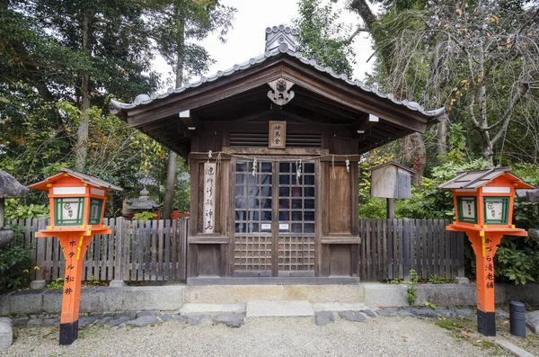 Santuário de Xintoísmo dentro do Yasaka jinja em Kyoto — Fotografia de Stock
