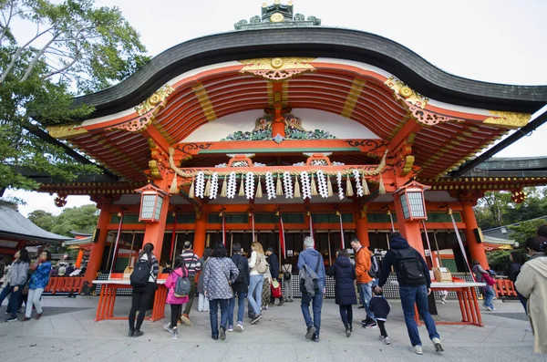Turyści odwiedzający świątynię Fushimi Inari w Kioto, Japonia. — Zdjęcie stockowe
