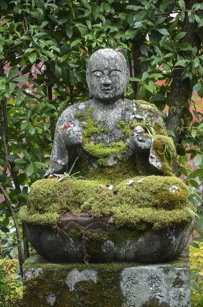 Каменная статуя Будды Эйфелевой башни, расположенная в К. — стоковое фото