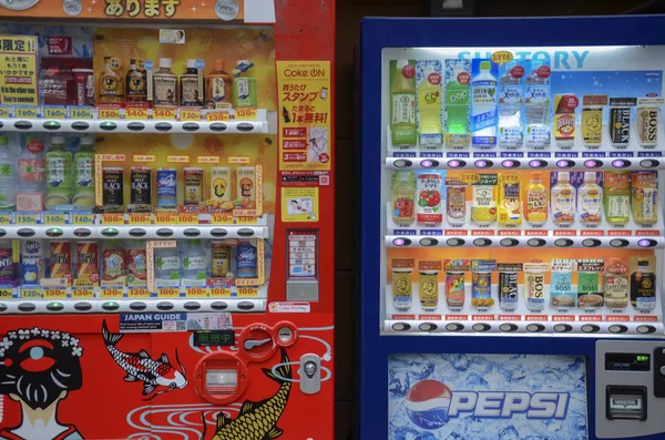 Máquina de venda automática com grande variedade de refrigerantes e café — Fotografia de Stock