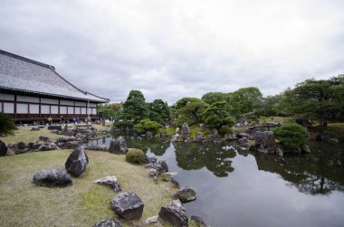 Kyoto 'daki Nijo Kalesi' nin içindeki güzel Japon bahçesi.