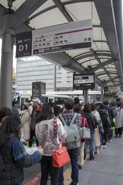 Niet-geïdentificeerde mensen in de rij bij Kyoto station bus terminal — Stockfoto