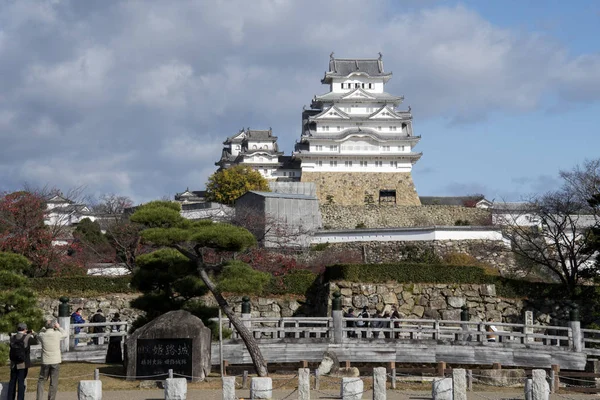 Hermoso castillo blanco de Himeji en la temporada de otoño en el prefecto de Hyogo —  Fotos de Stock