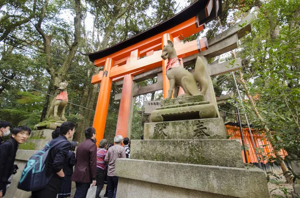Туристы, посещающие храм Фушими Инари в Киото, Япония . — стоковое фото