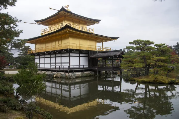 Vue de Kinkakuji, Temple du Pavillon d'or temple bouddhiste — Photo