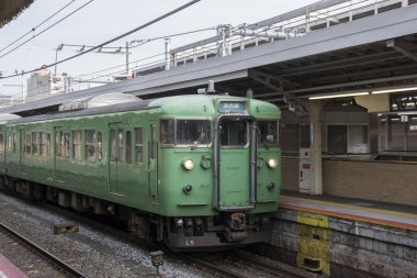 Japonya 'daki Kyoto istasyonunda yolcu bekleyen tren..