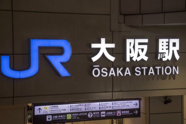 Tren istasyonu binasının önündeki Osaka Jr. İstasyonu 'nun imzası