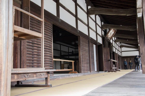 Japonya 'da Tenryu-ji' yi ziyaret eden turistler