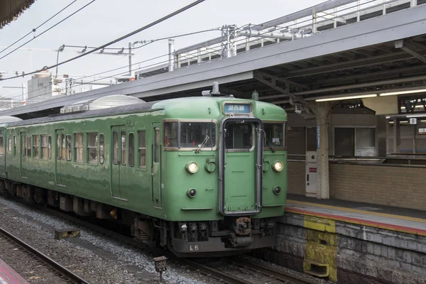 Japonya 'daki Kyoto istasyonunda yolcu bekleyen tren..