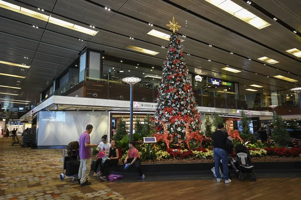 Singapurské letiště Changi architektura a cestující — Stock fotografie