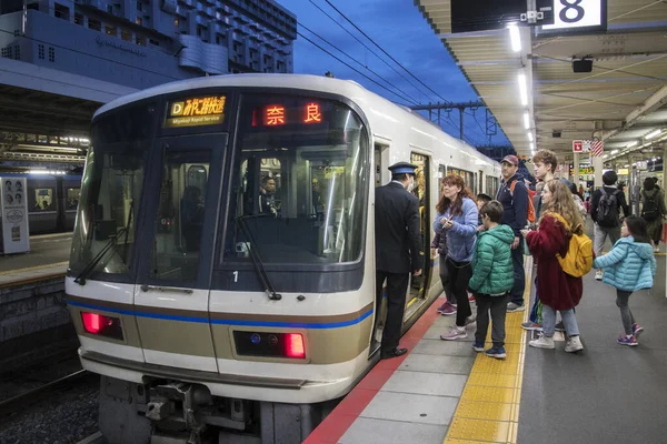 Tåg på väg till Nara stopp vid järnvägsstationen i Kyoto, Japan — Stockfoto