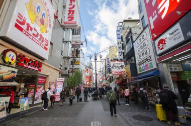 İnsanlar Japonya 'nın Osaka kentindeki Dotonbori caddesini ziyaret ediyorlar.