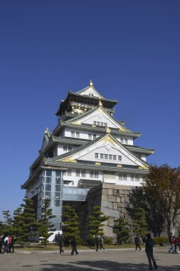 Turist ve insanlar Osaka, Japonya 'daki Osaka kalesini ziyaret ediyorlar.