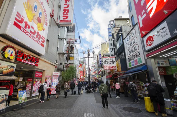 Orang mengunjungi jalan Dotonbori di Osaka, Jepang — Stok Foto