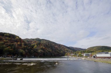 Katsuragawa nehri A 'daki renkli orman dağ geçmişine sahip.