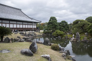 Kyoto 'daki Nijo Kalesi' nin içindeki güzel Japon bahçesi.