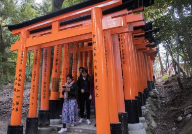 Kyoto Japonya 'daki Fushimi Inari Tapınağı' na turist ziyareti