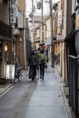 Kiyamachi Dori Caddesi 'nin manzarası, yerli halk ve ziyaretçiler,