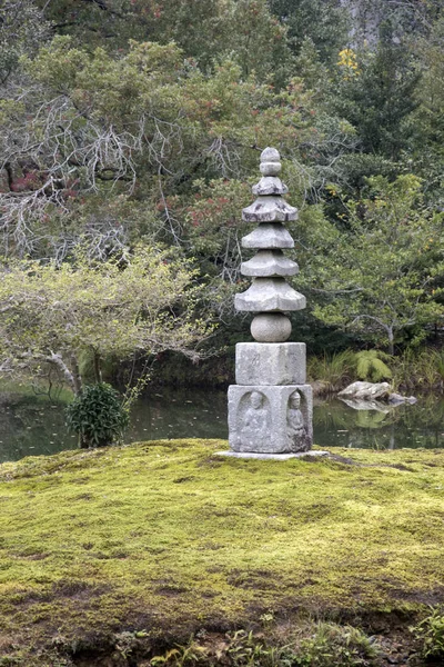 Buda de piedra en tallas están dentro del jardín de Kinkakuji Temp — Foto de Stock