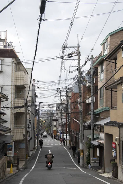 Japońska ulica z lokalnych domów mieszkalnych i sklepowych w Kyoto Japa — Zdjęcie stockowe