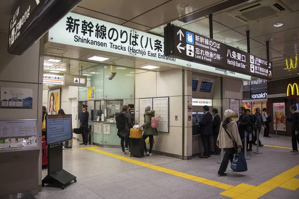 Passagiers kopen tickets bij automaten in Shink — Stockfoto
