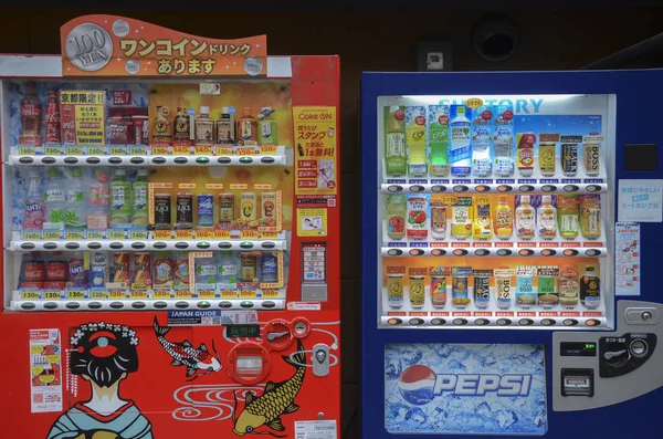 Máquina de venda automática com grande variedade de refrigerantes e café — Fotografia de Stock