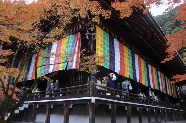 人们参观日本京都的Eikando Zenrinji花园 — 图库照片