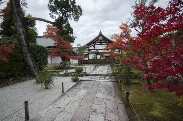 Kolorowy jesienny park w ogrodzie świątynnym Tenryuji w Kioto, Japonia. — Zdjęcie stockowe