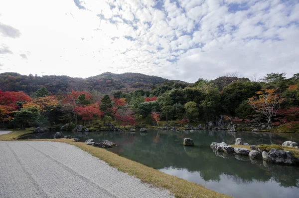 Colorido parque de outono e lagoa no jardim do templo Tenryuji em Kyoto — Fotografia de Stock