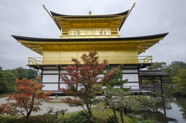 Widok Kinkakuji, Rozciągacz Złotego Pawilonu Buddyjski rozciągacz — Zdjęcie stockowe