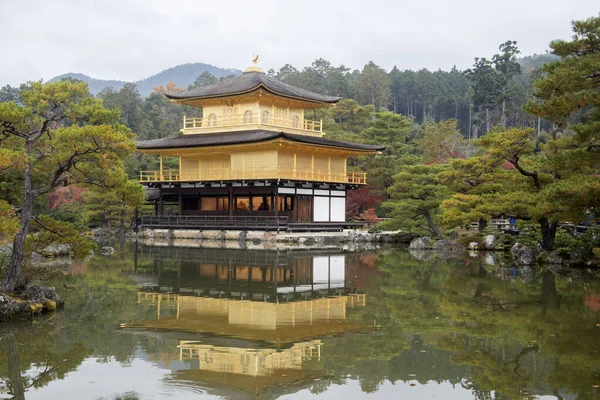 Zicht op Kinkakuji, Tempel van het Gouden Paviljoen boeddhistische tempel — Stockfoto