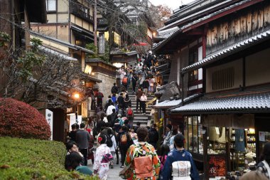 Kimliği belirsiz kişiler Kyoto 'da Sanneizaka caddesinde geziniyor.