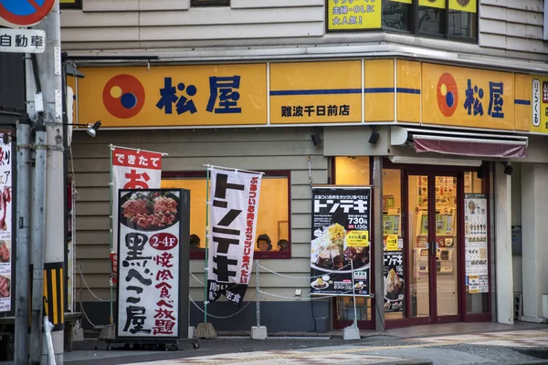 Matsuya Gyudon ravintola sijaitsee Nambassa, Osakassa — kuvapankkivalokuva