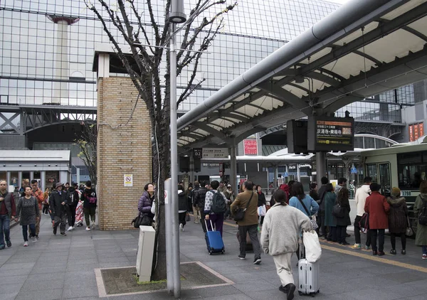 Niet-geïdentificeerde mensen in de rij bij Kyoto station bus terminal — Stockfoto