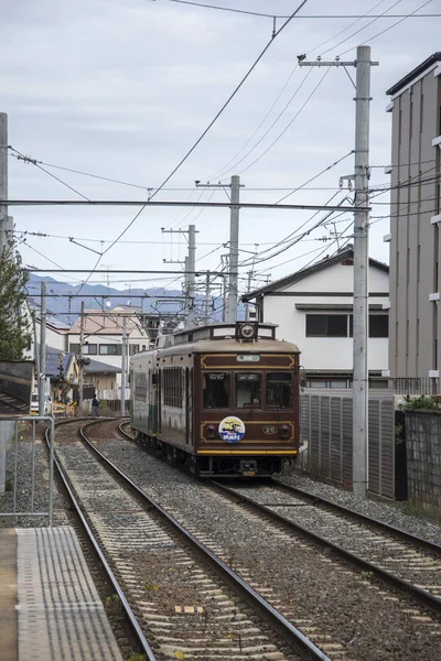 Retro-stijl tram van Randen Kitano Line apstropen Saga Station i — Stockfoto