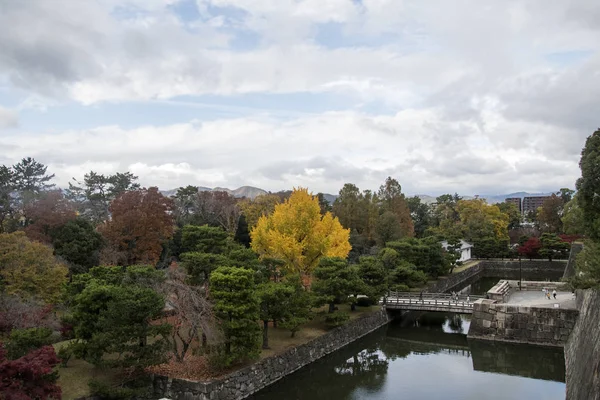 Nijo-Burg mit farbenfroher Herbstfarbe in Kyoto — Stockfoto
