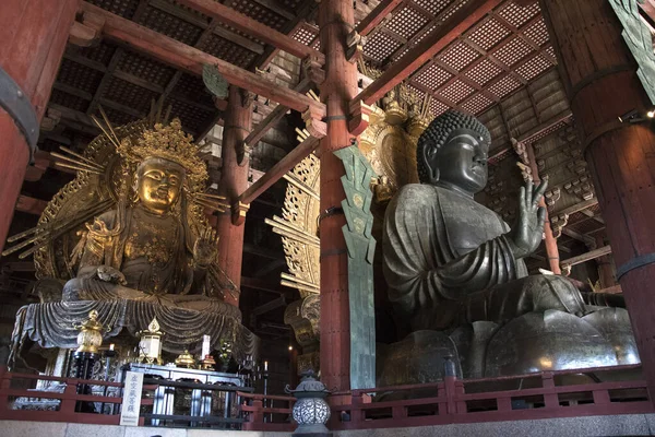 Daibutsu z Kokuzo Bosatsu w świątyni Todaiji — Zdjęcie stockowe