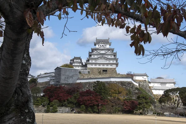 Hermoso castillo blanco de Himeji en la temporada de otoño en el prefecto de Hyogo —  Fotos de Stock