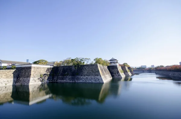 Fortification and ditch water around Osaka Castle for protection — Stock Photo, Image