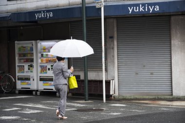 Yağmurlu günlerde sokakta şemsiyeli kadınlar