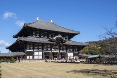 İnsanlar Japonya, Nara 'daki Todaiji Tapınağını ziyaret ediyor.