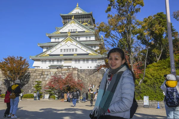 I turisti e le persone visitano il castello di Osaka a Osaka, Giappone — Foto Stock