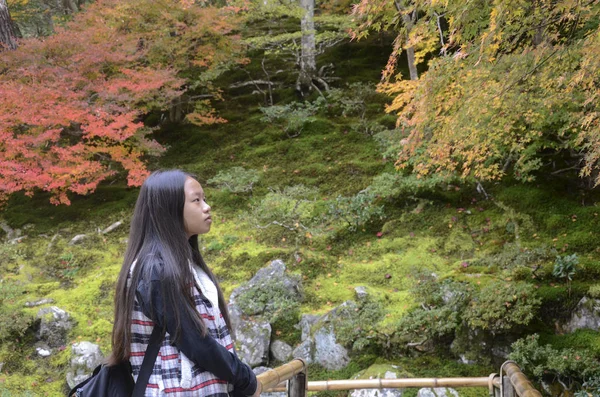 Toeristische observeert herfst kleuren in Ginkaku-ji Silver Paviljoen durin — Stockfoto